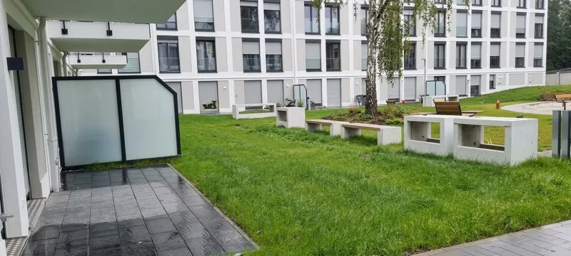 Lichtdurchfluteter Neubau: Ruhige Hoflage, Einbauküche, Terrasse & Top-Anbindung — photo 1